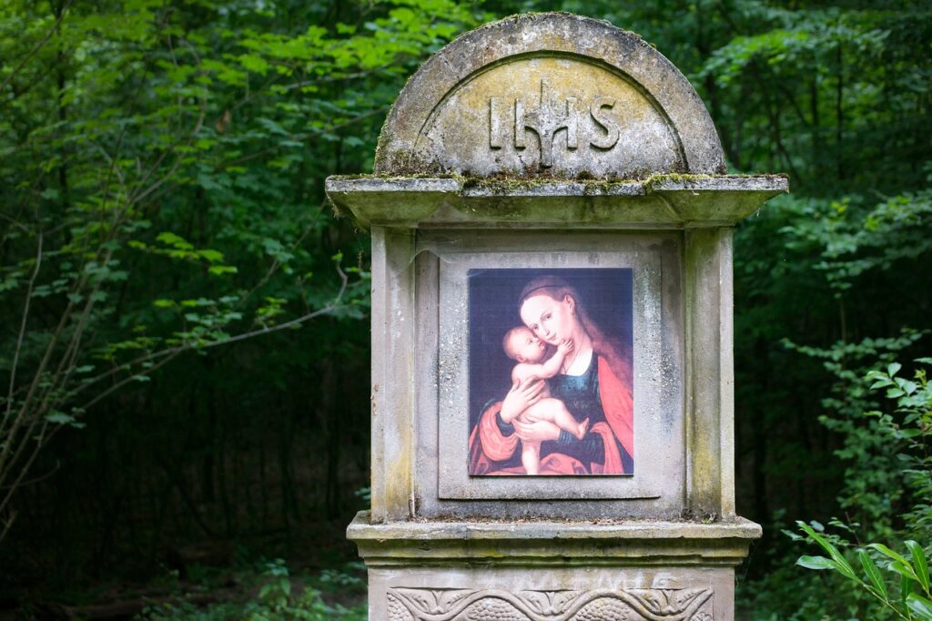 Bildstock im Wald mit Maria und Jesus